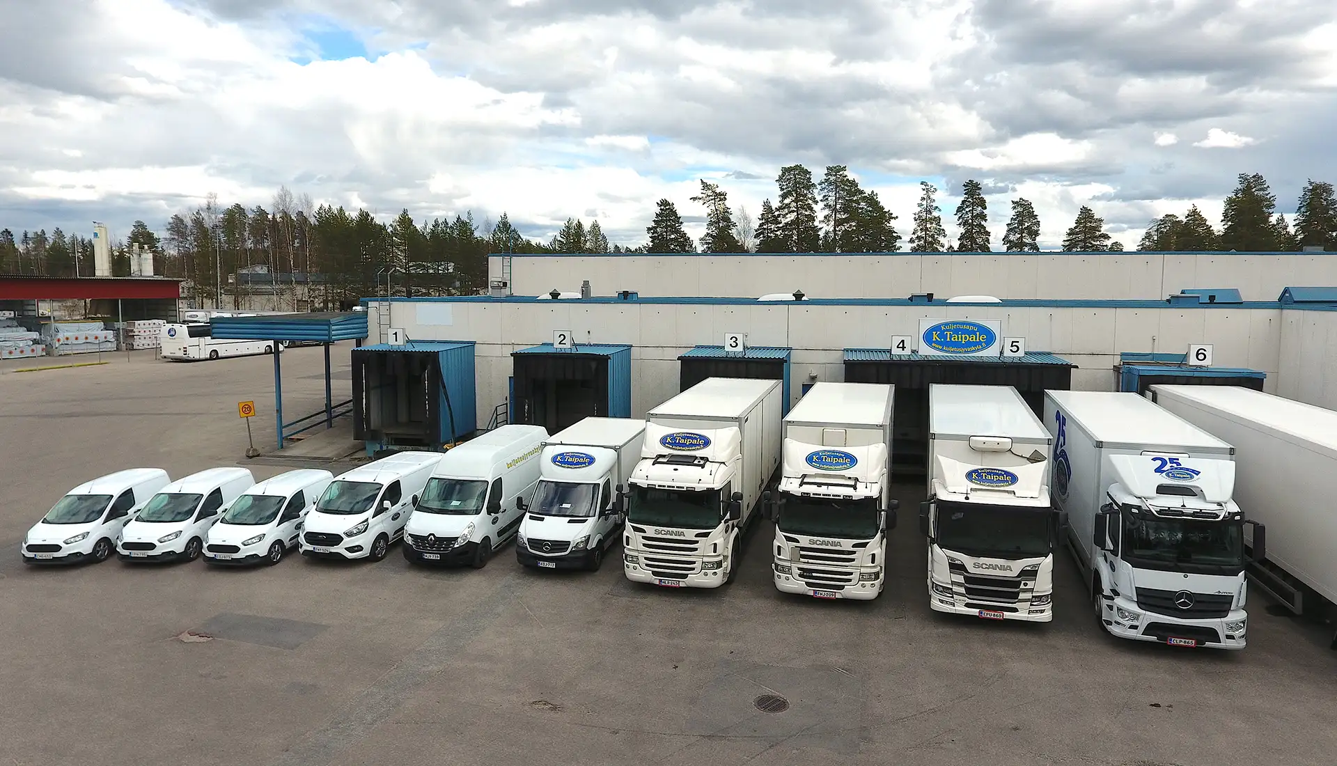 Kuljetuspalvelu Kuopiossa, useat autot